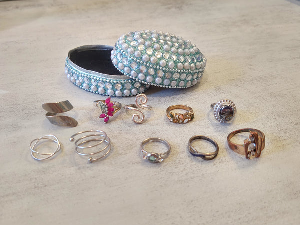 10 Pc Craft Rings & Trinket Box Fashion Rings Vintage To Now Tarnished / Craft