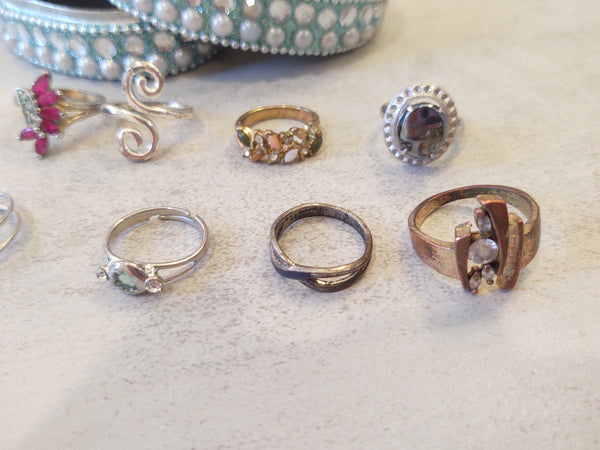 10 Pc Craft Rings & Trinket Box Fashion Rings Vintage To Now Tarnished / Craft