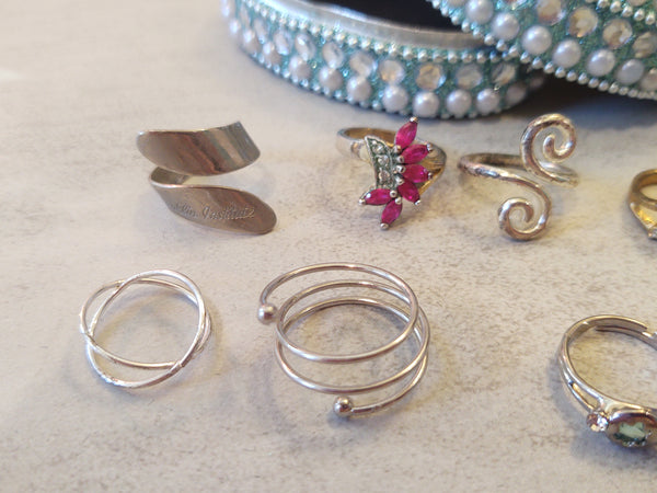 10 Pc Craft Rings & Trinket Box Fashion Rings Vintage To Now Tarnished / Craft