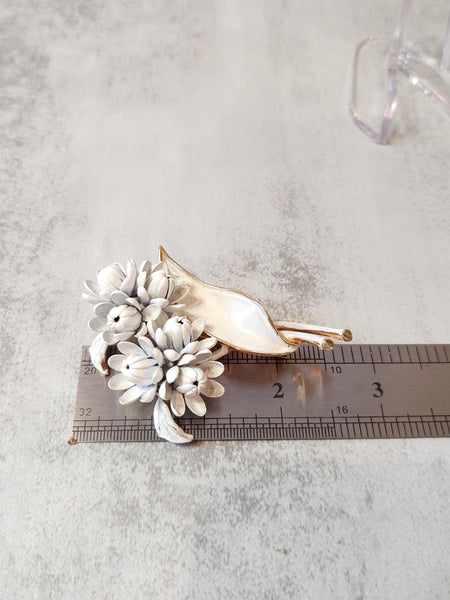 White ENAMEL FLOWER Vintage Pin Brooch - Lot F4