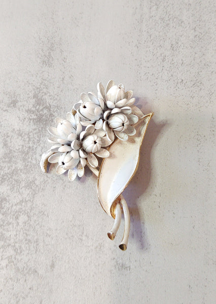 White ENAMEL FLOWER Vintage Pin Brooch - Lot F4