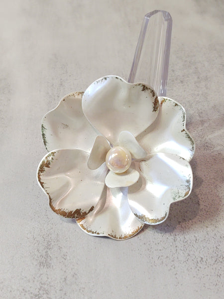 White ENAMEL FLOWER Vintage Pin Brooch - Lot F7