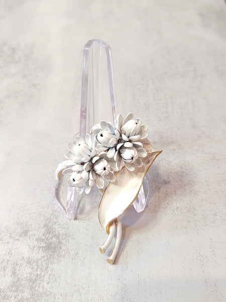 White ENAMEL FLOWER Vintage Pin Brooch - Lot F4