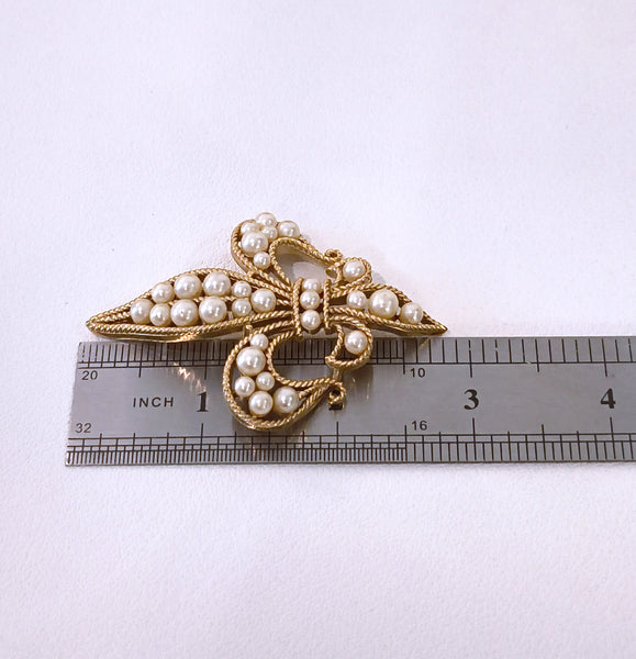 Vintage Crown Trifari Fleur de lis Pearl Brooch – P35