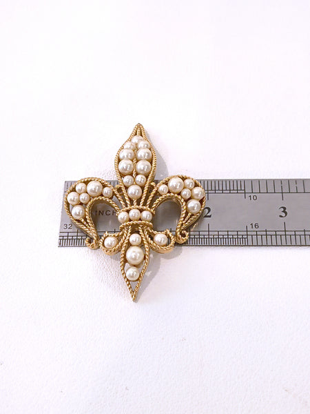 Vintage Crown Trifari Fleur de lis Pearl Brooch – P35