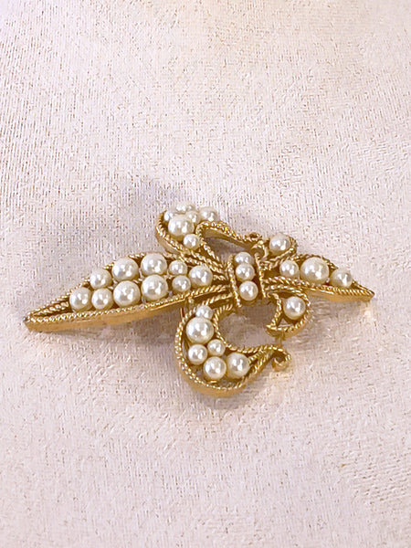 Vintage Crown Trifari Fleur de lis Pearl Brooch – P35