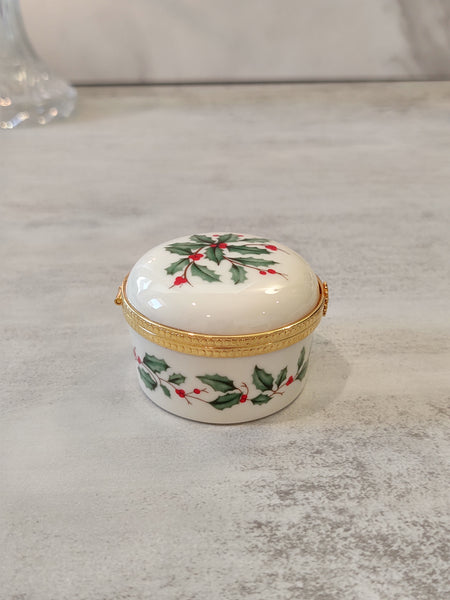 Lenox Christmas Holly Berry Porcelain Trinket Pill Box – P120