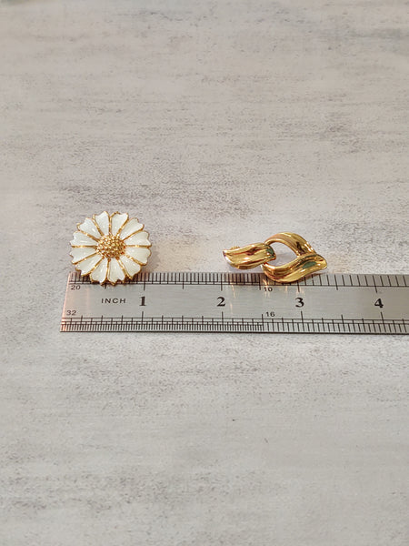 2 Pair Earrings Gold Tone Avon & Daisy Jewelry – Lot P27