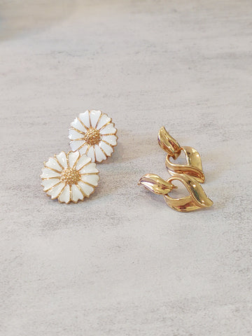 2 Pair Earrings Gold Tone Avon & Daisy Jewelry – Lot P27