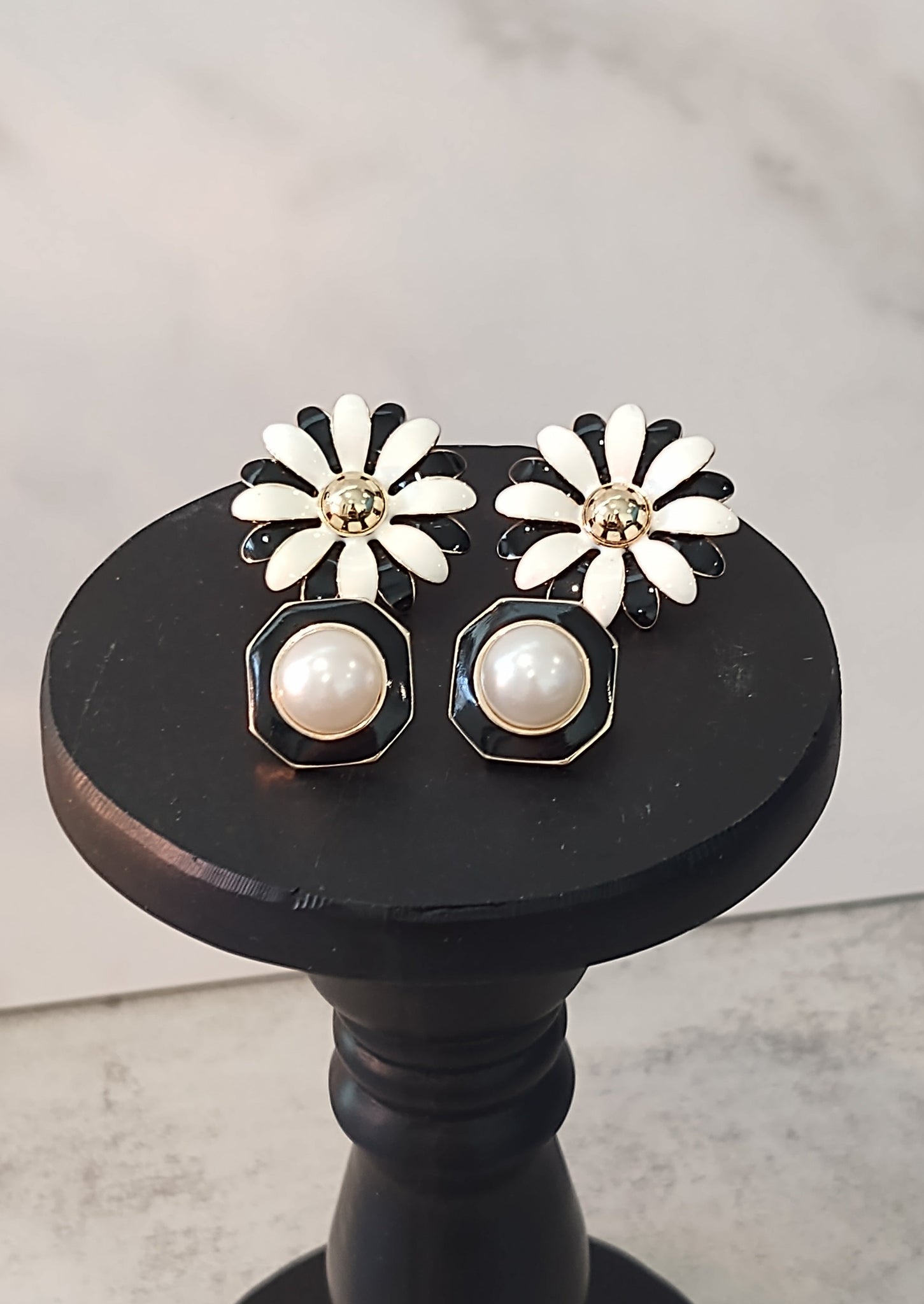 2 Pair Vtg Earrings Daisy Flower & Pearl Jewelry – Lot P37