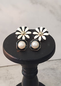 2 Pair Vtg Earrings Daisy Flower & Pearl Jewelry – Lot P37
