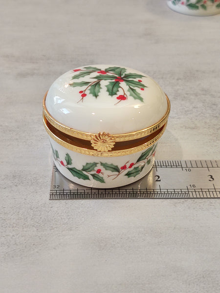 Lenox Christmas Holly Berry Porcelain Trinket Pill Box – P120