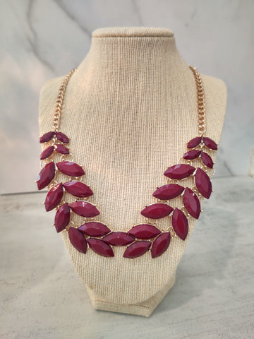 Deep Red Burgundy Gold Tone Necklace – Lot P184