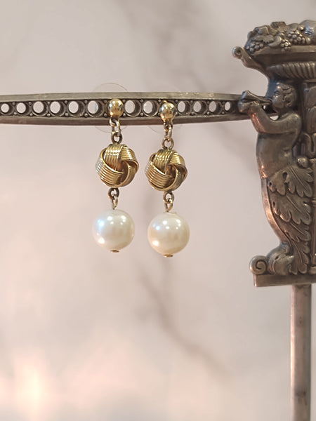 Vtg Golden Knot Pearl Earrings Gold Tone Pierced – P105