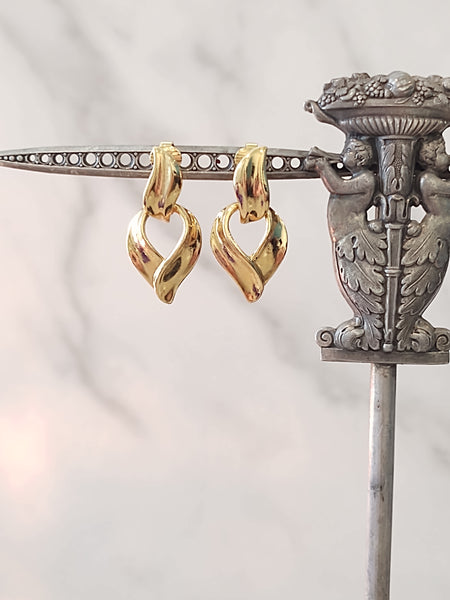 2 Pair Earrings Gold Tone Avon & Daisy Jewelry – Lot P27