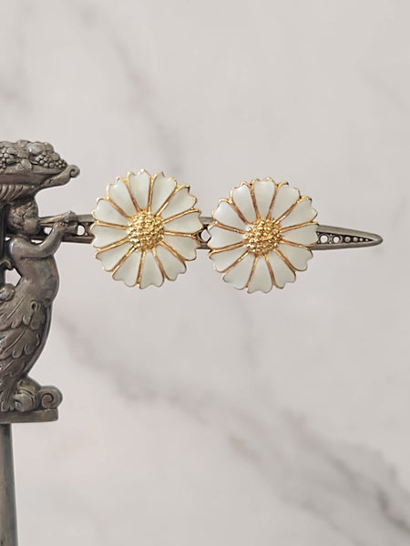 2 Pair Earrings Gold Tone Avon & Daisy Jewelry – Lot P27