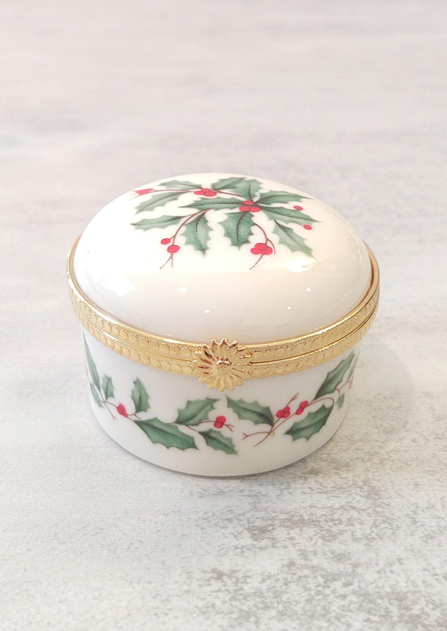 Lenox Christmas Holly Berry Porcelain Trinket Pill Box – P120