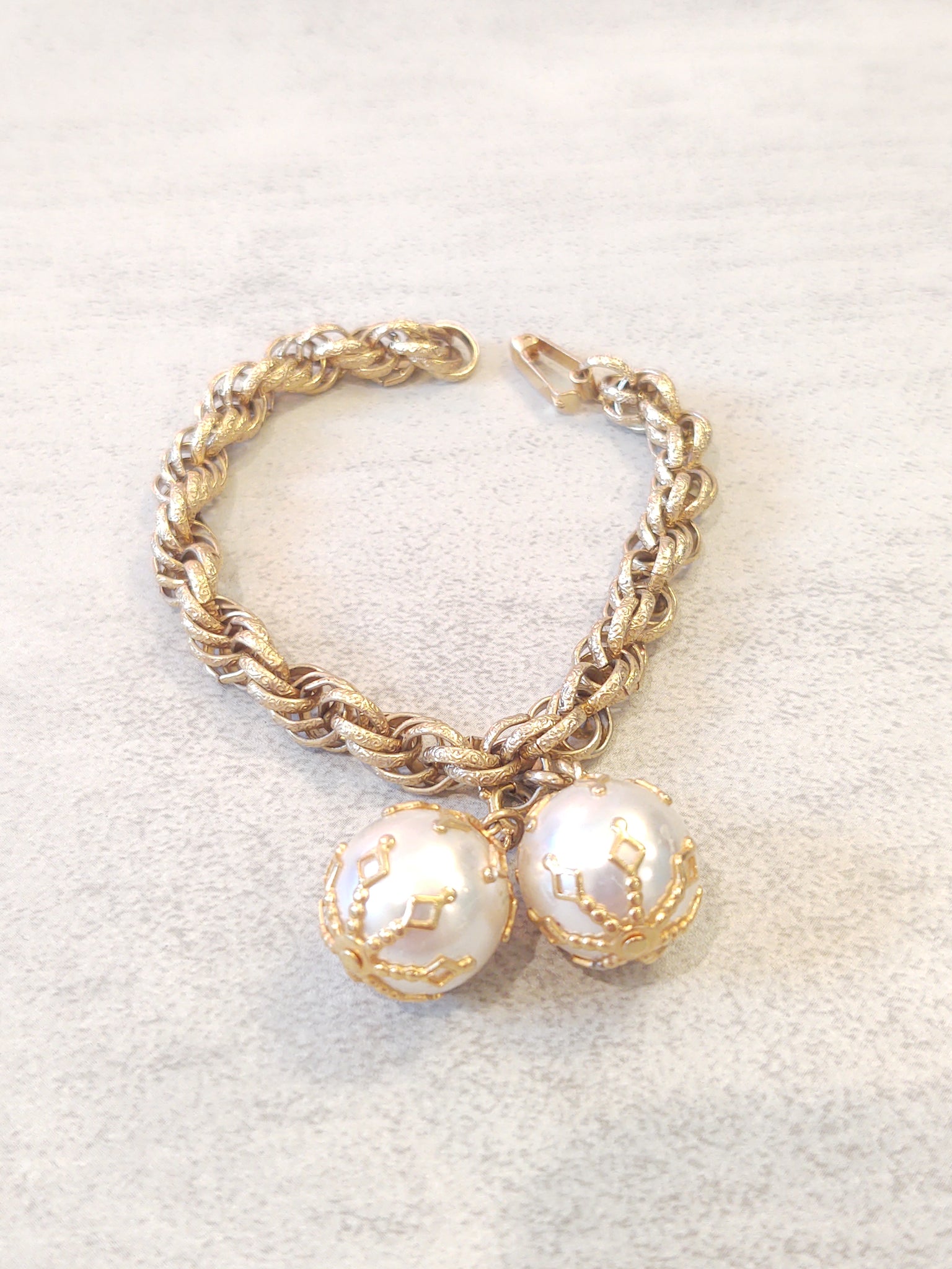 Vtg Signed Celebrity Brand Bracelet with 2 Faux Pearls 7 Inch – P83